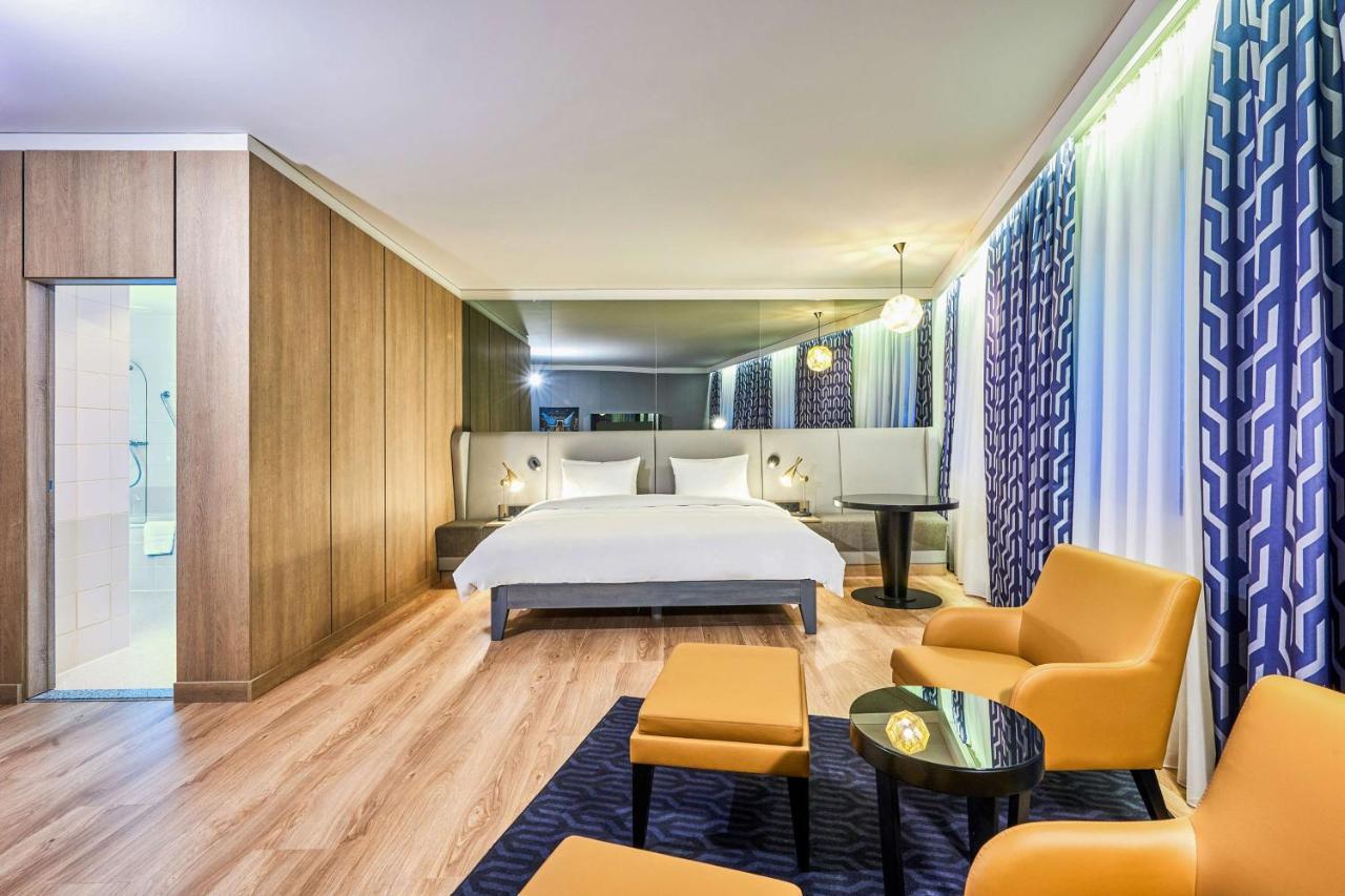 Radisson Blu Hotel, Kyiv City Centre Екстериор снимка